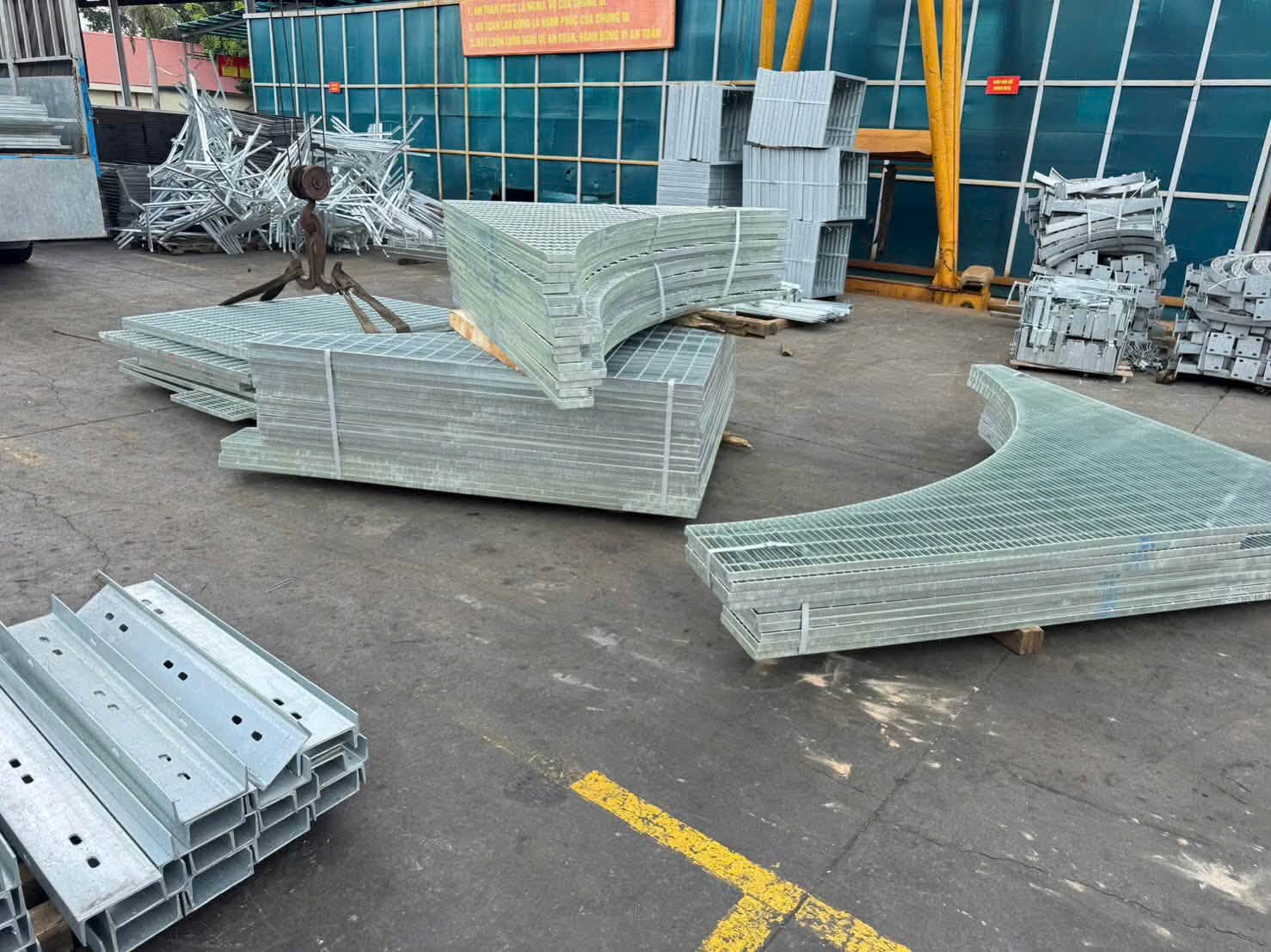 Xưởng sản xuất grating theo quy cách và tải trọng riêng Xưởng sản xuất grating theo quy cách và tải trọng riêng